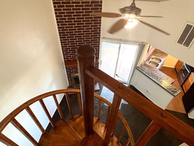 Building Photo - 2 Bedroom 2 Bath Condo Home for rent near Downtown Austin, Top Floor with Balcony, Gated Community