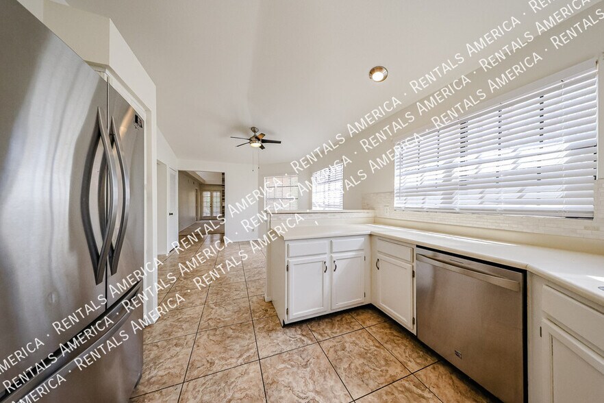 Building Photo - 636 N Cathy Ct