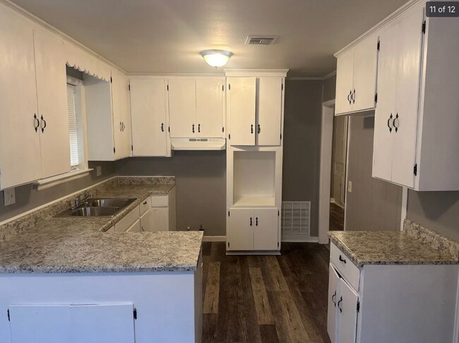 Building Photo - 1154 Lakewood Dr