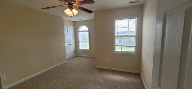 Building Photo - Beautiful 3 bedroom, 2.5 Bath home Minutes from Shopping & Easy Access to Highway for Travel.