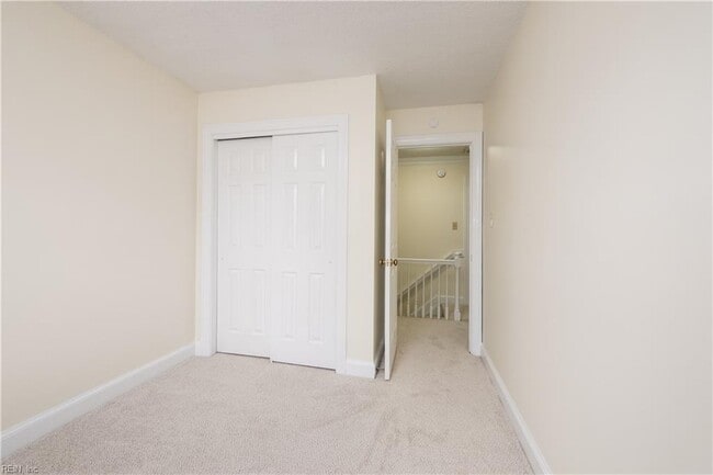 Building Photo - 670 Lord Dunmore Dr