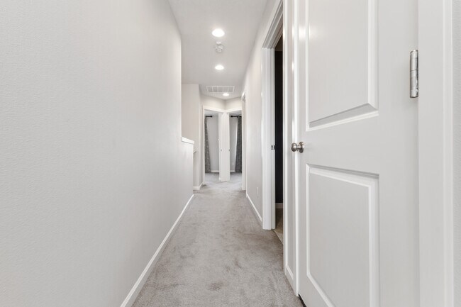 Building Photo - 7447 SE Chinquapin Dr