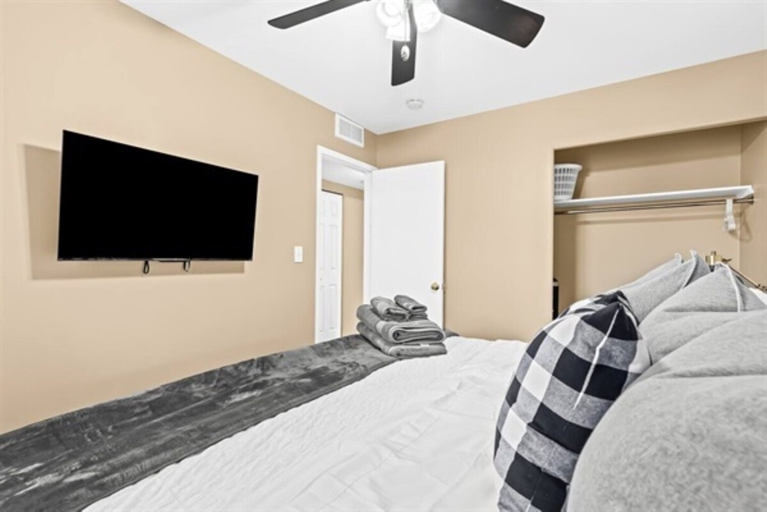 Building Photo - 1019 E Hayes Ave