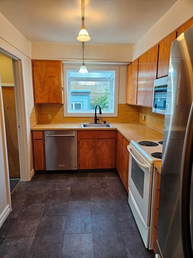 Building Photo - 4Bd/2Ba Two Story Home - For Viewing!