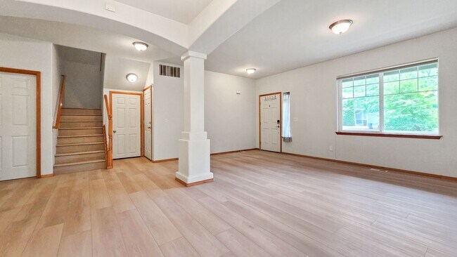 Building Photo - 5BR/3BA End Unit with Greenbelt View in Lynnwood with A/C!