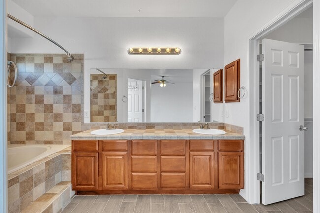 Building Photo - 657 Bariloche Dr