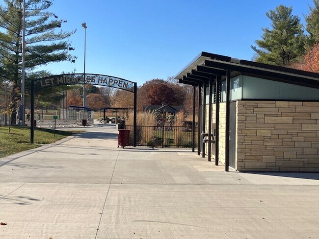 Building Photo - North central Ames 2 bedroom updated duple...