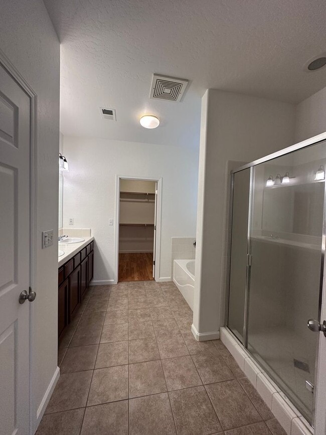 Building Photo - SW Visalia Home coming soon!!