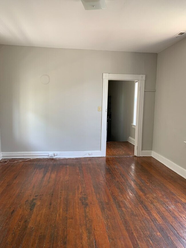 Building Photo - 2210 Parkwood Ave