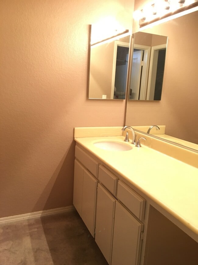 Building Photo - 2 Bed, 2 1/2 Bath Townhome with 1 car garage!