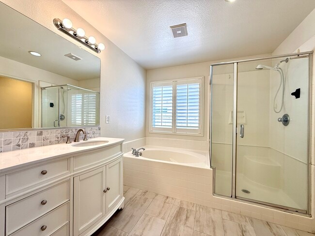 Building Photo - 44608 Avenida Linda