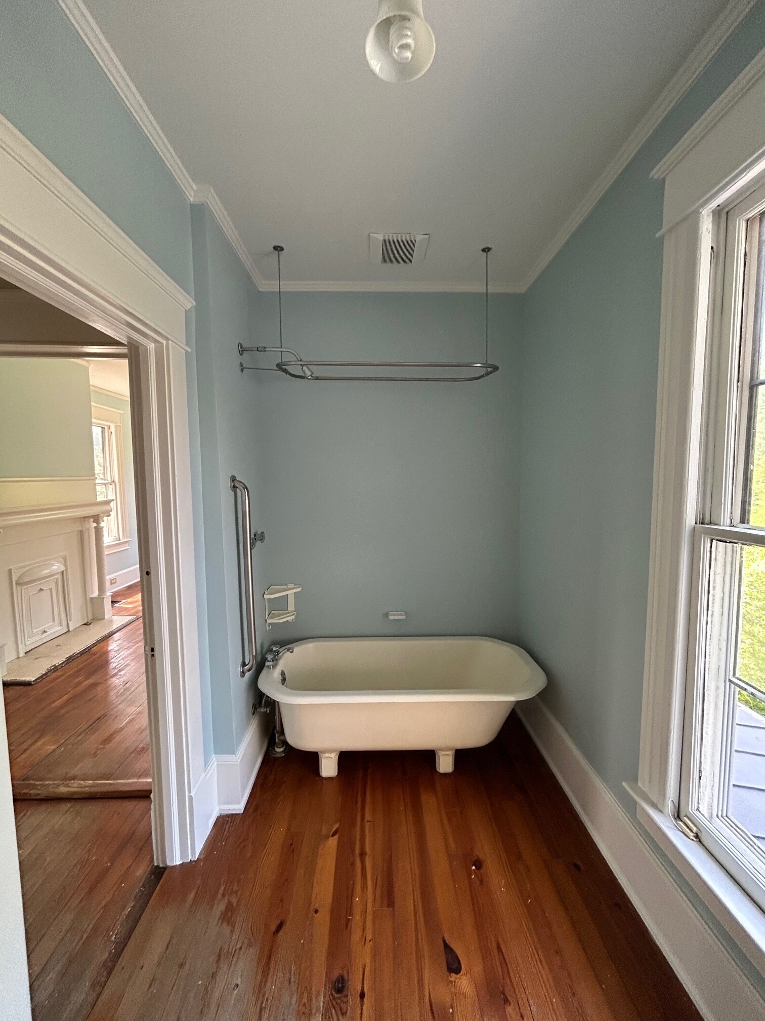 Upstairs Bathroom - 1014 Shepherd St