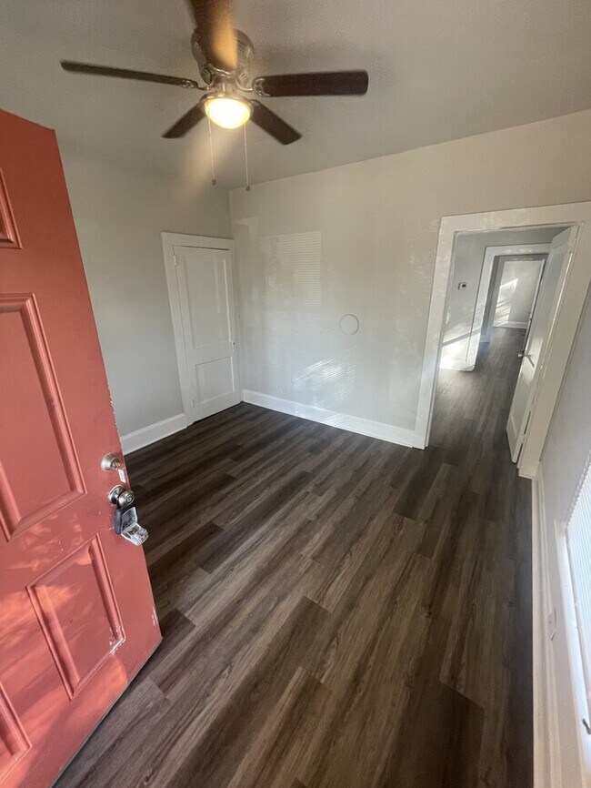 Building Photo - 2 Bedroom 1 Bathroom