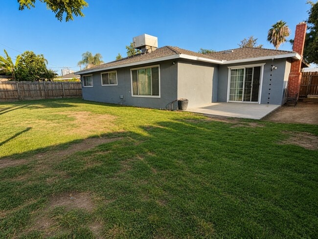 Building Photo - 305 E Encore Dr