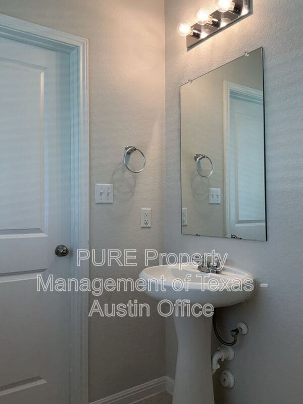 Building Photo - 112 Eagle Lake Dr