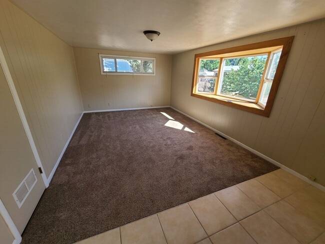 Building Photo - Large 2 Bedroom Home