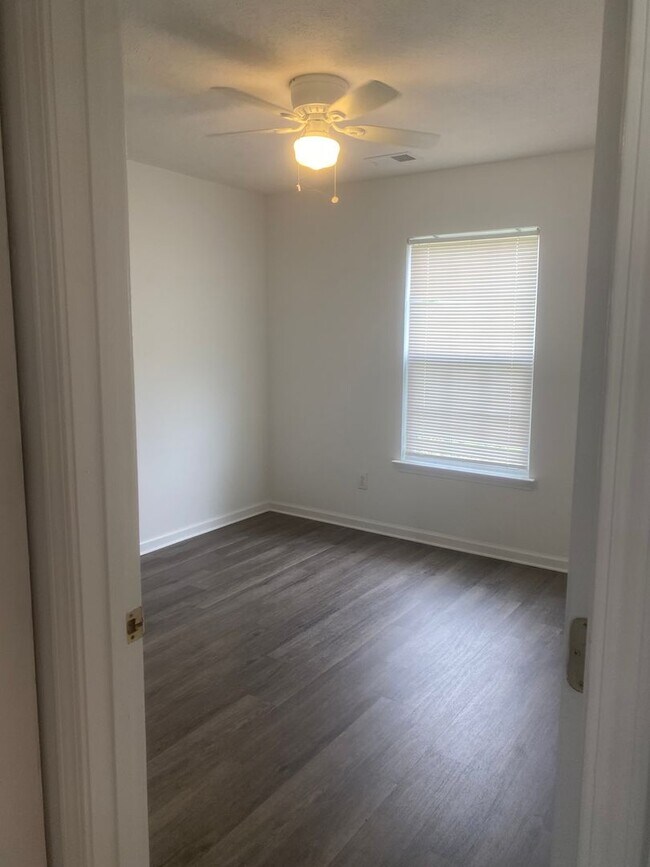 Building Photo - Walkers Woods - 3 Bed / 2 Bath Single Family Home for Rent