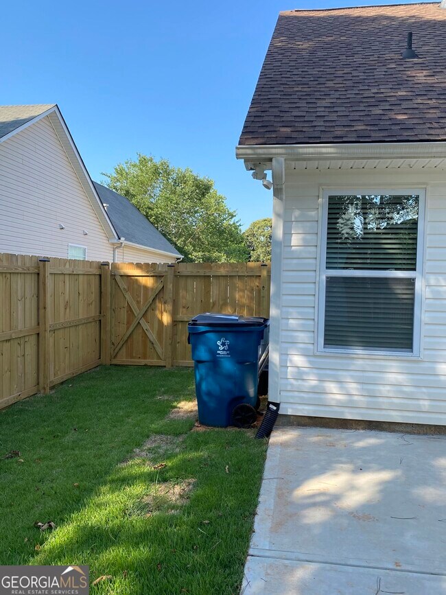 Building Photo - 900 Harbins View Dr
