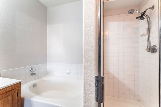 Building Photo - Spacious Updated 2-Bedroom Condo in Gated Community!