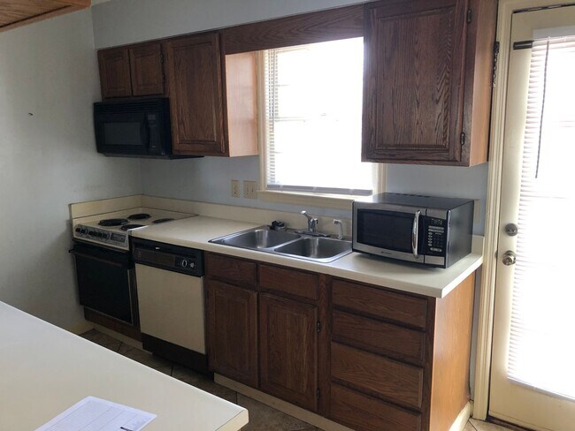 Building Photo - 2 Bed 1.5 Bath Town House