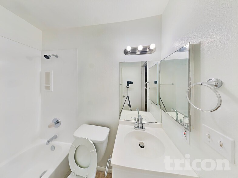 Building Photo - 18416 N 55th Dr