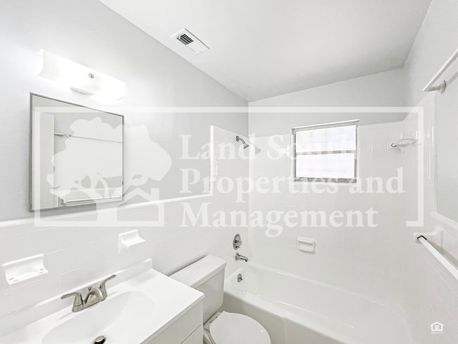 Building Photo - 318 Ariana St