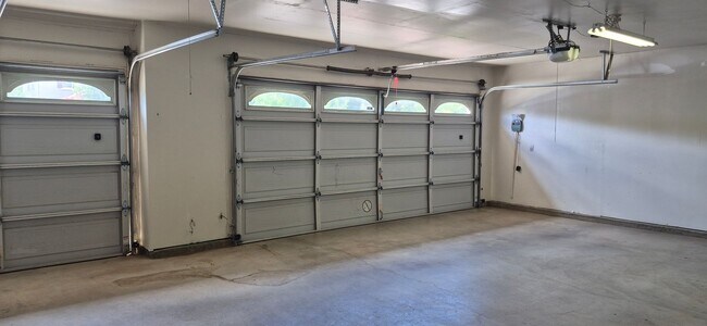 Building Photo - 2080 Mariposa Dr