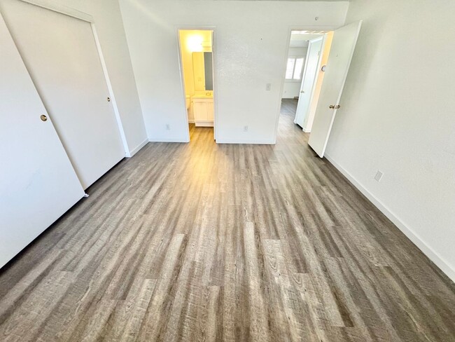 Building Photo - LIMITED TIME ONLY!! TAKE POSSESSION BY JUNE 1ST & RECEIVE ONE MONTH FREE RENT!! In this comfortab...