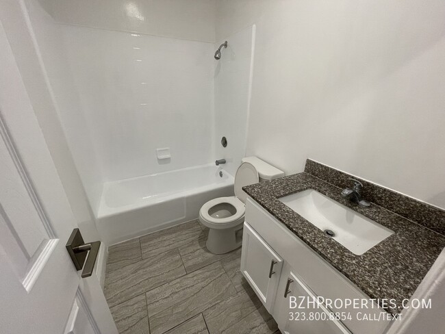 Building Photo - Beautiful 1 Bedroom in Prime Hollywood