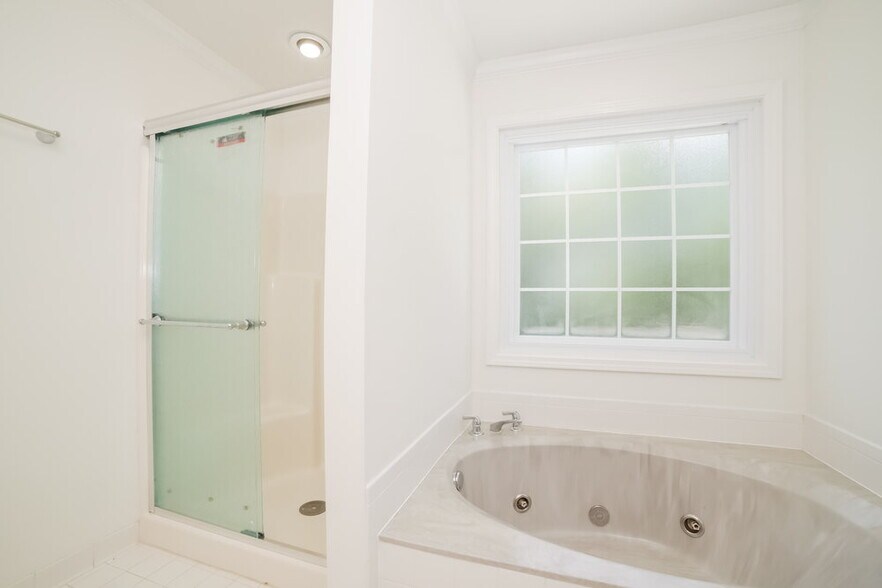 Building Photo - 6868 Robinwood Trail