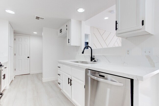 Building Photo - 5792 Ambassador Ave