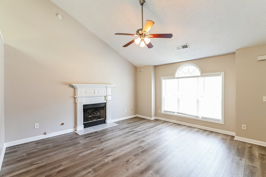 Building Photo - 335 Shadetree Ln