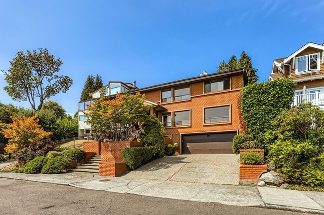 Building Photo - Laurelhurst View Home