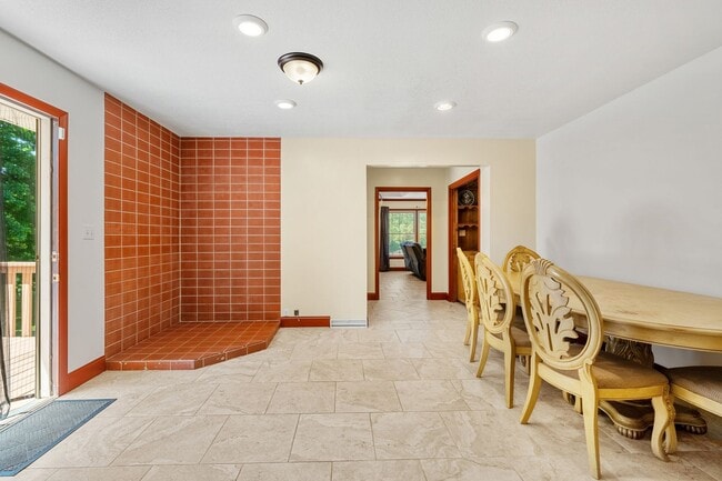 Building Photo - Large Home on Almost 2 Acres!