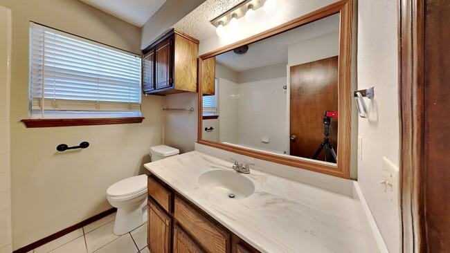 Building Photo - Lovely 3 Bedroom 2 Bath Home in Western He...
