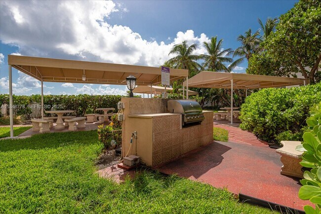 Building Photo - 3505 S Ocean Dr