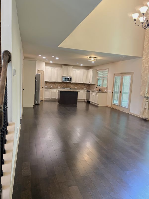 Building Photo - 4950 Belcrest Way