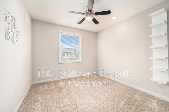 Building Photo - 15872 Valley View Dr