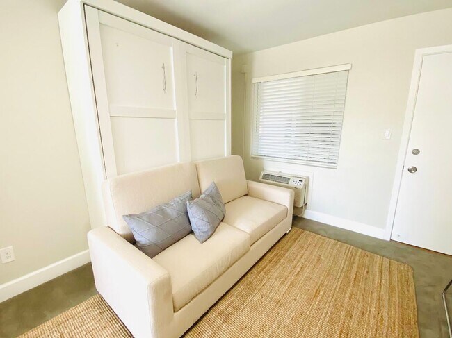 Building Photo - REMODELED STUDIO APARTMENT AVAILABLE IN TH...