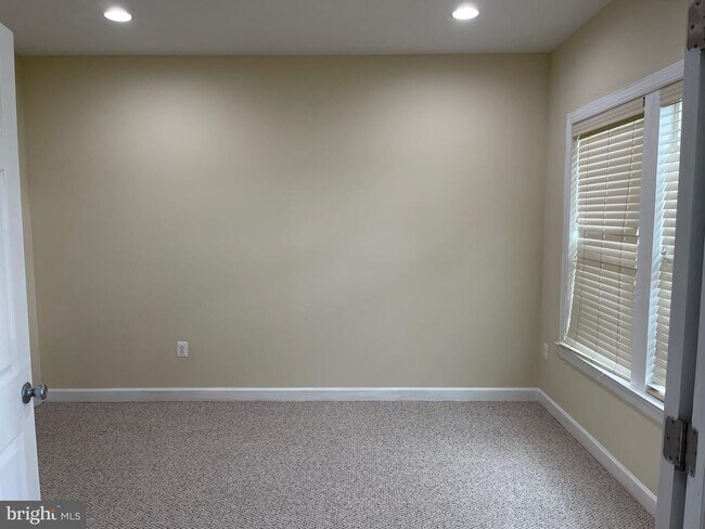 Building Photo - 10506 Old Ellicott Cir