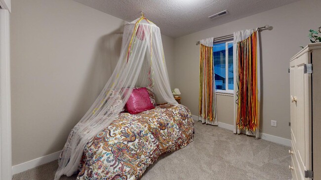 Building Photo - Don't Miss This Former Model Home Rental