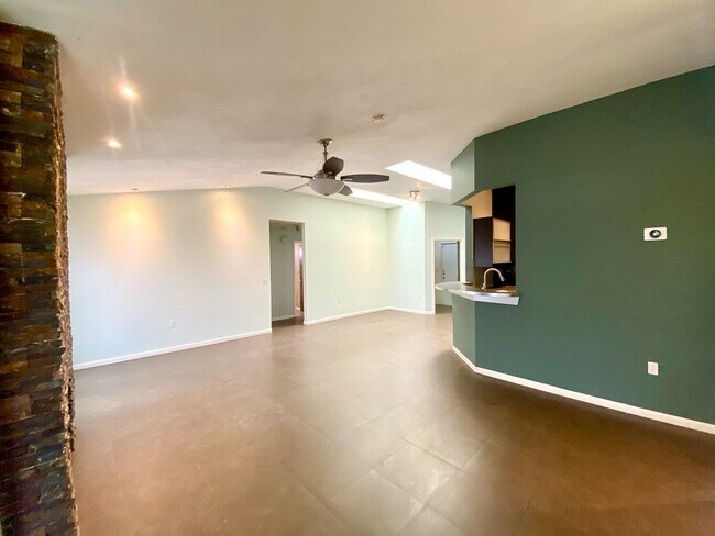 Building Photo - Modern Design 3 Bedroom 2 Bath, corner lot...