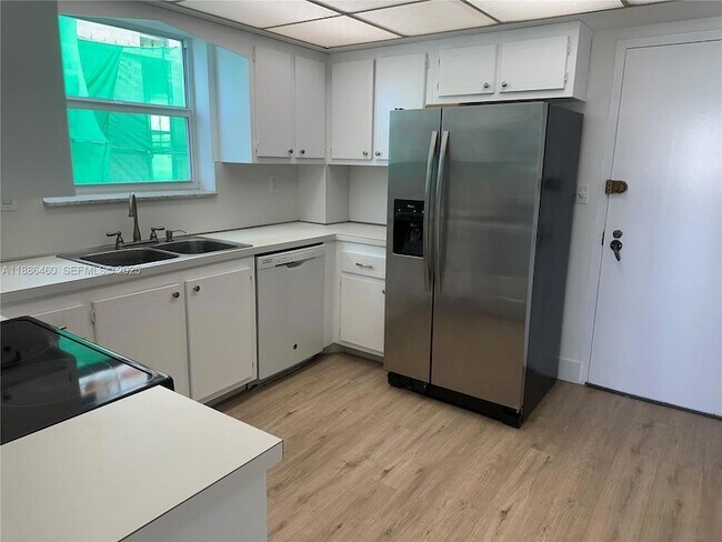 Building Photo - 9501 E Bay Harbor Dr