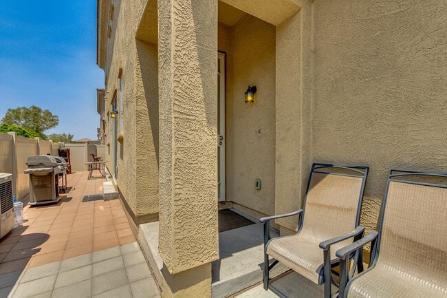 Building Photo - 1367 S Country Club Dr