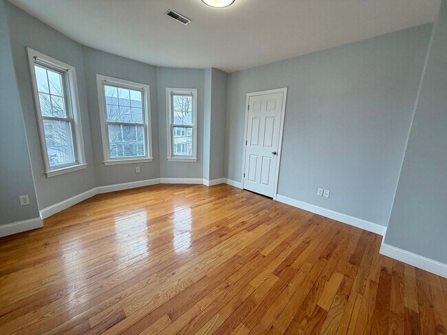 Building Photo - 786 Moody St