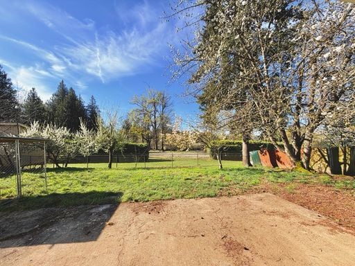 Building Photo - Charming 4BR Home with Huge Yard - W/D and Garage