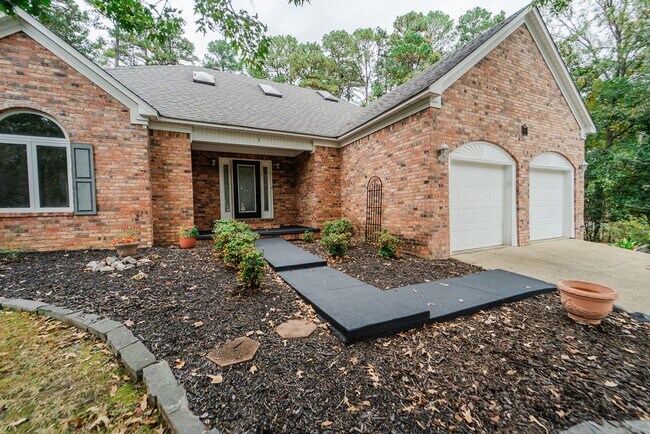 Building Photo - Charming, 3 Bedroom, 2 Bath. With wonderful outdoor living space