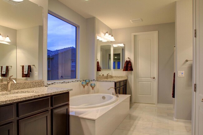 Building Photo - 3607 E Salter Dr