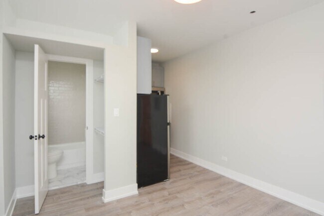 Building Photo - 508 W Belmont Ave