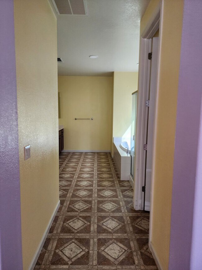 Building Photo - 5 Bedroom 3 Bathroom with 3 car Garage in the Sylvan School District